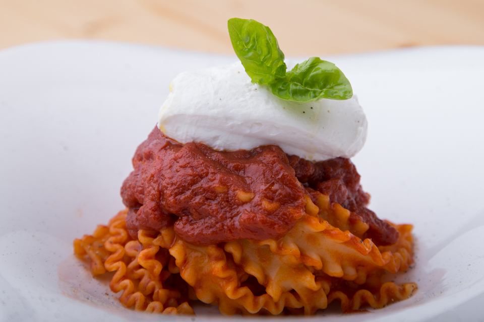 Manfredi con ragù napoletano e ricotta di bufala Manfredi con ragù napoletano e ricotta di bufala