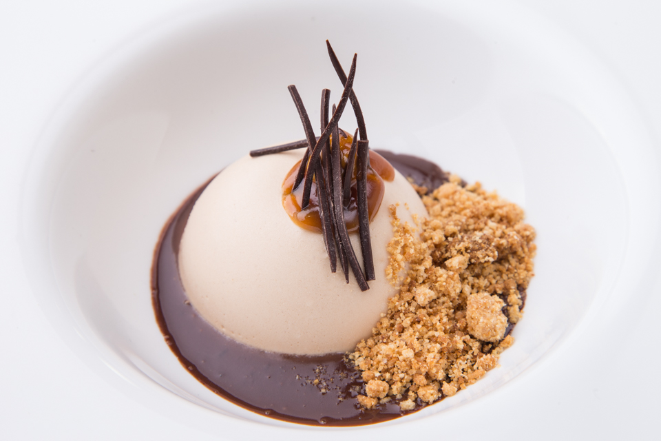 Semifreddo alla nocciola con ganache di cioccolato fondente e rosmarino Semifreddo alla nocciola con ganache di cioccolato