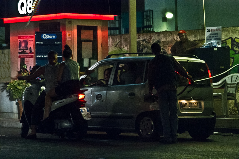 Immigrati alle pompe di benzina