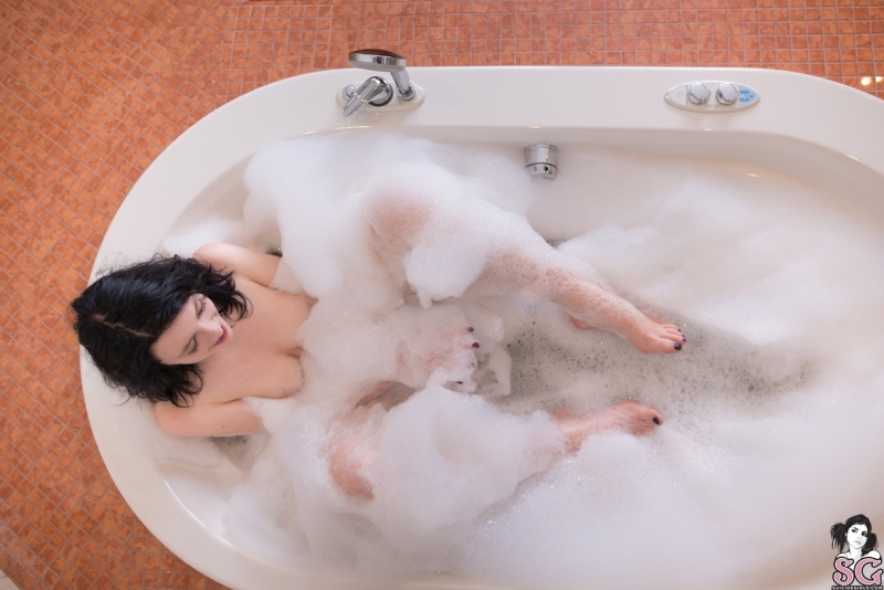 ADVENTURE BATH TIME su Suicide Girls